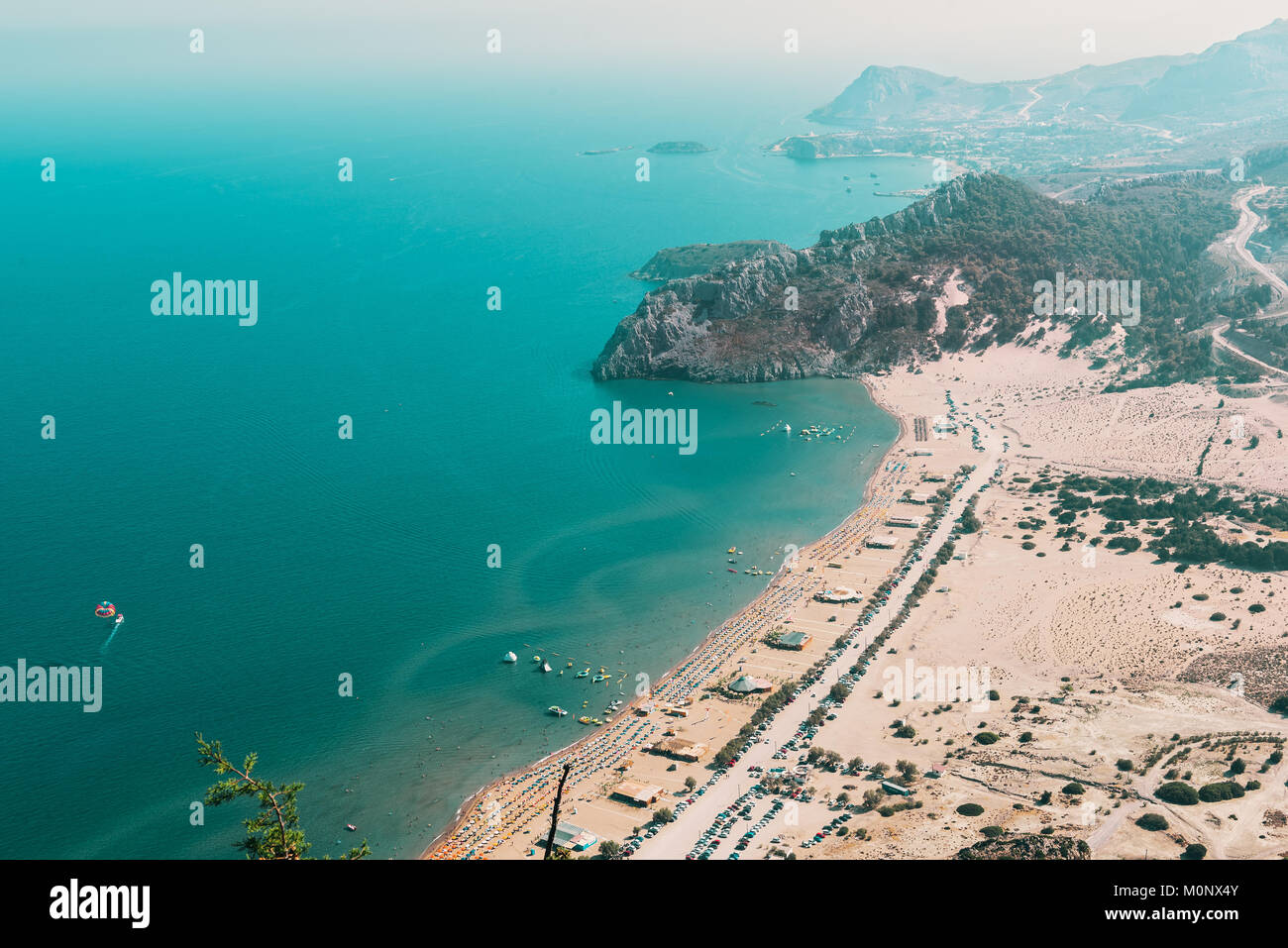 Vista aerea su Tsampika sabbia spiaggia e laguna con acqua blu libera presso l' isola di Rodi, Grecia. Foto Stock