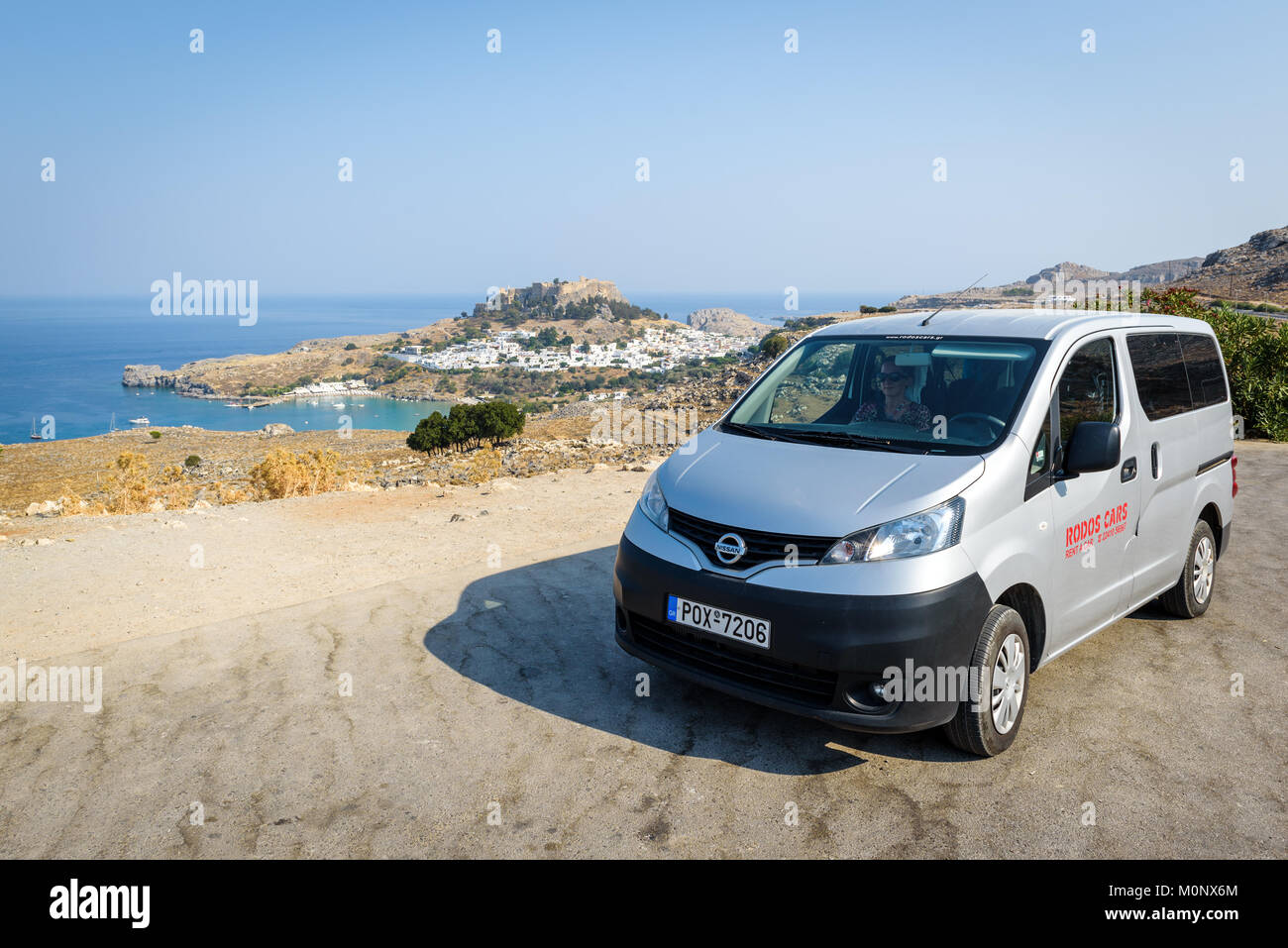 LINDOS Rodi - agosto 2017:Noleggio Nissan Evalia è stare parcheggiata vicino la città di Lindos a Rodi, Grecia Foto Stock