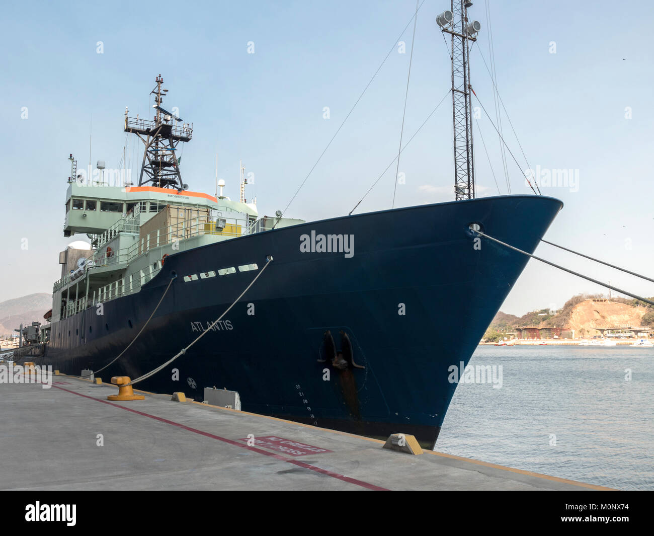 Istituto oceanografico di Woods Hole opera la nave di ricerca Atlantis di proprietà da parte del governo degli STATI UNITI Marina nel porto di Manzanillo Messico Foto Stock