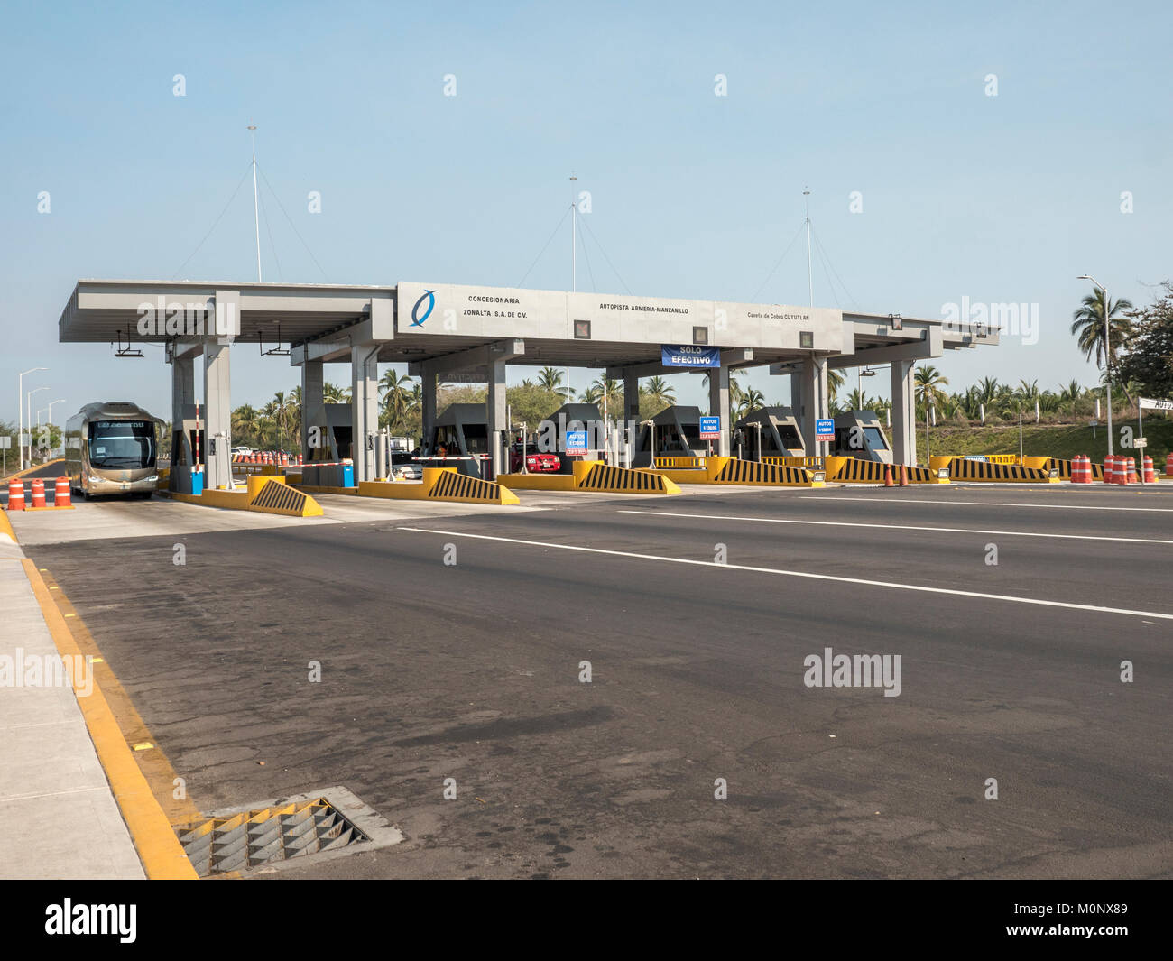 Autostrada Autostrada Autopista strada a pedaggio pagare le cabine Chetumal Messico azionato da Zonalta sull'Autopista Armeria a Manzanillo Foto Stock