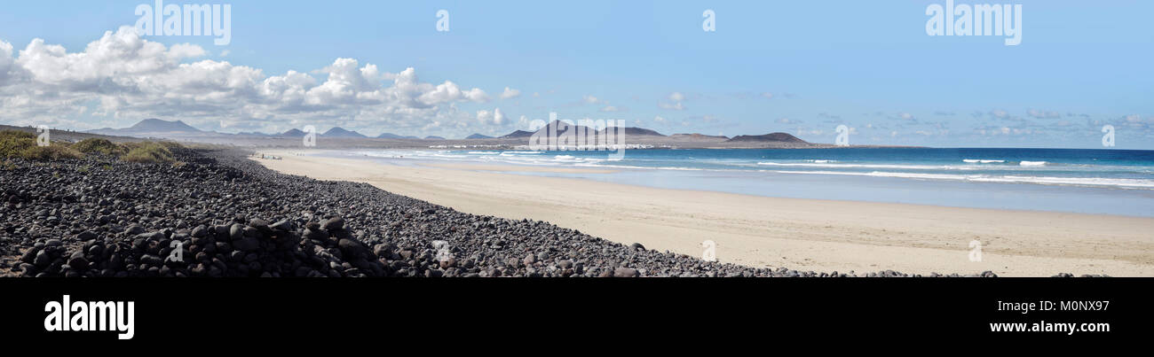 Mega panorama di La Caleta de Famara,Lanzarote,isole Canarie,Spagna Foto Stock