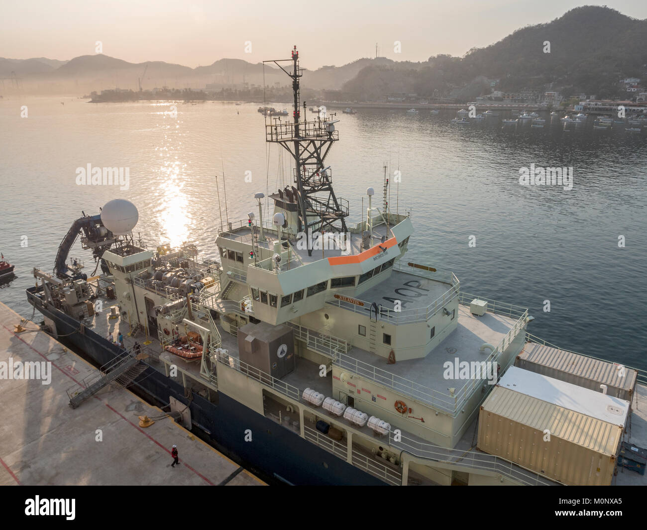 Istituto oceanografico di Woods Hole opera la nave di ricerca Atlantis di proprietà da parte del governo degli STATI UNITI Marina nel porto di Manzanillo Messico Foto Stock