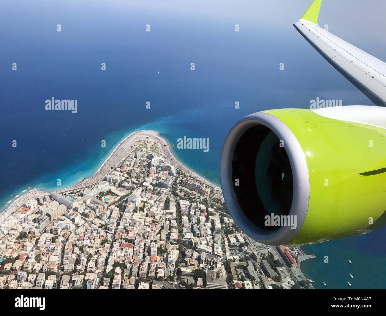 RHODES, Grecia - Agosto 2017: Bombardier CS300 turbina del velivolo è volare oltre l' isola di Rodi Foto Stock