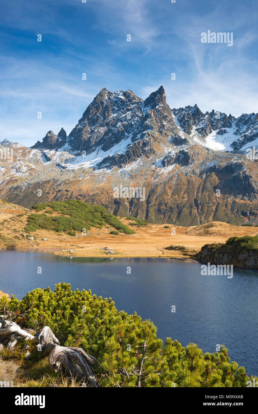 Lungo lago al Silbertaler Winterjöchle,sullo sfondo la Patteriol in Alto Adige,Verwall,Vorarlberg,Austria Foto Stock