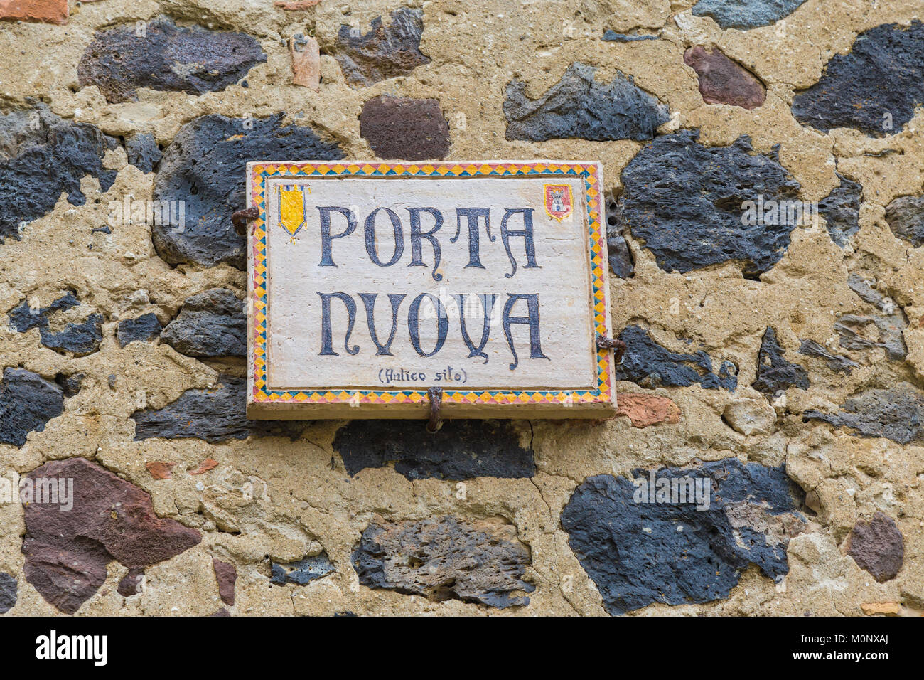 La tabella con l'indicazione "porta nuova", scritto in italiano. Foto Stock