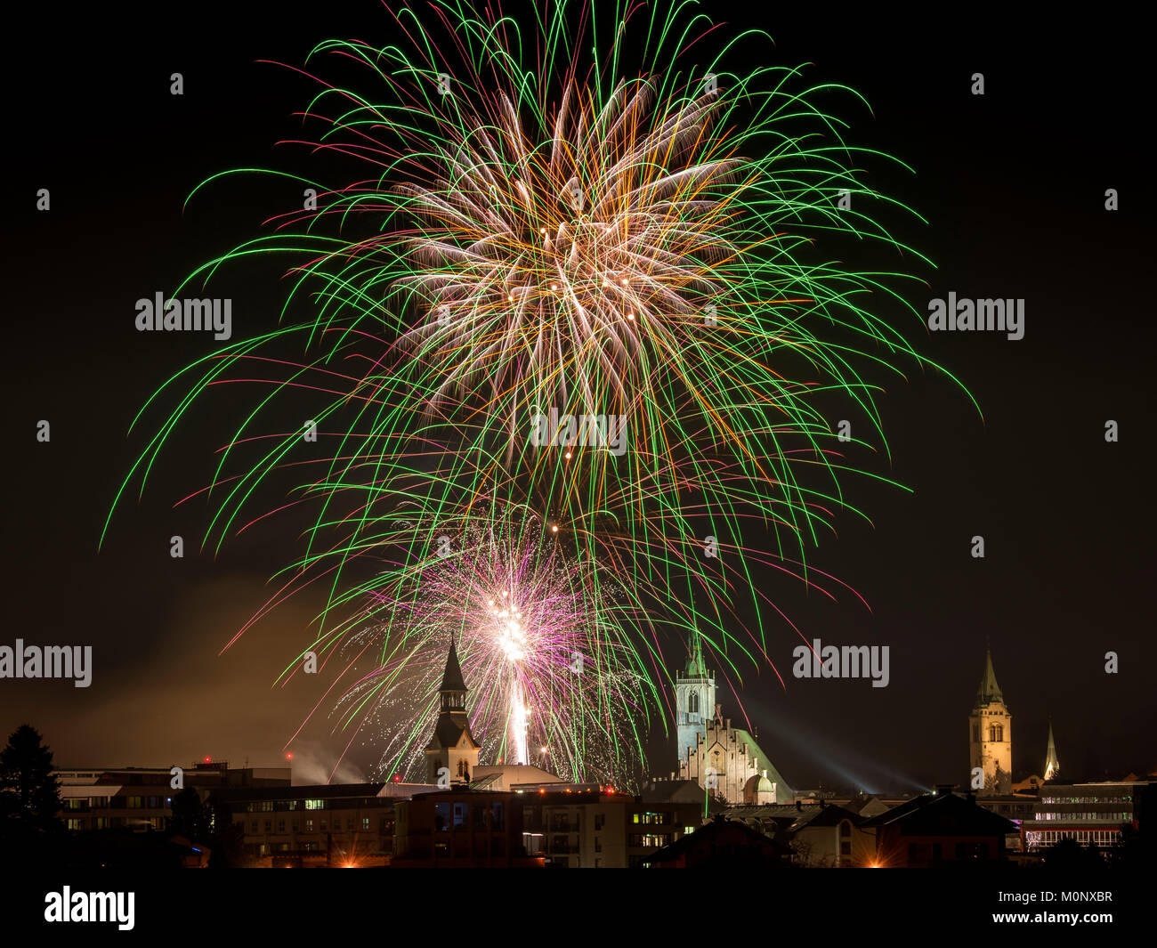 Fuochi d'artificio su Schwaz per la Vigilia di Capodanno con ospedale e chiesa parrocchiale, Schwaz, in Tirolo, Austria Foto Stock