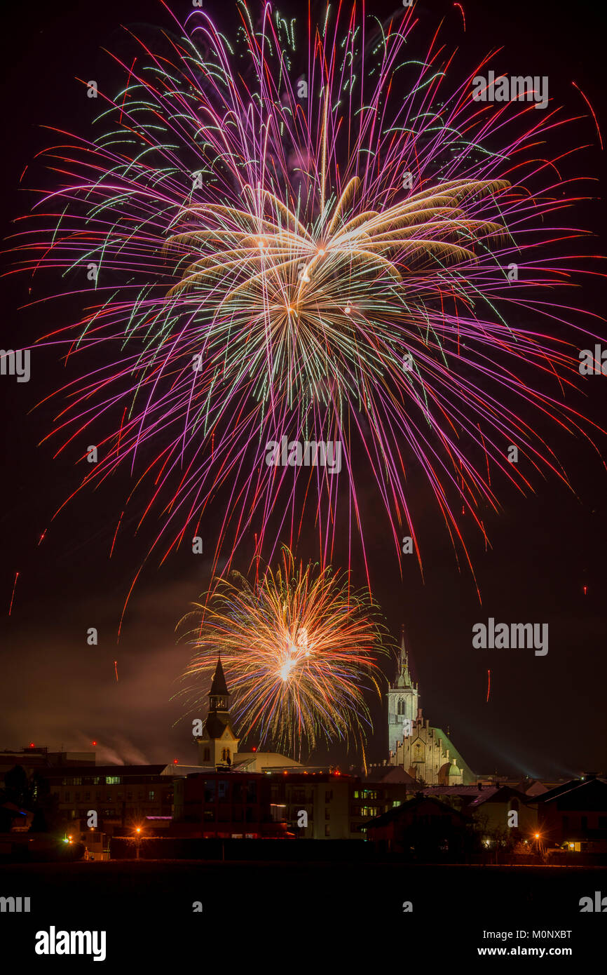 Fuochi d'artificio su Schwaz per la Vigilia di Capodanno con ospedale e chiesa parrocchiale, Schwaz, in Tirolo, Austria Foto Stock