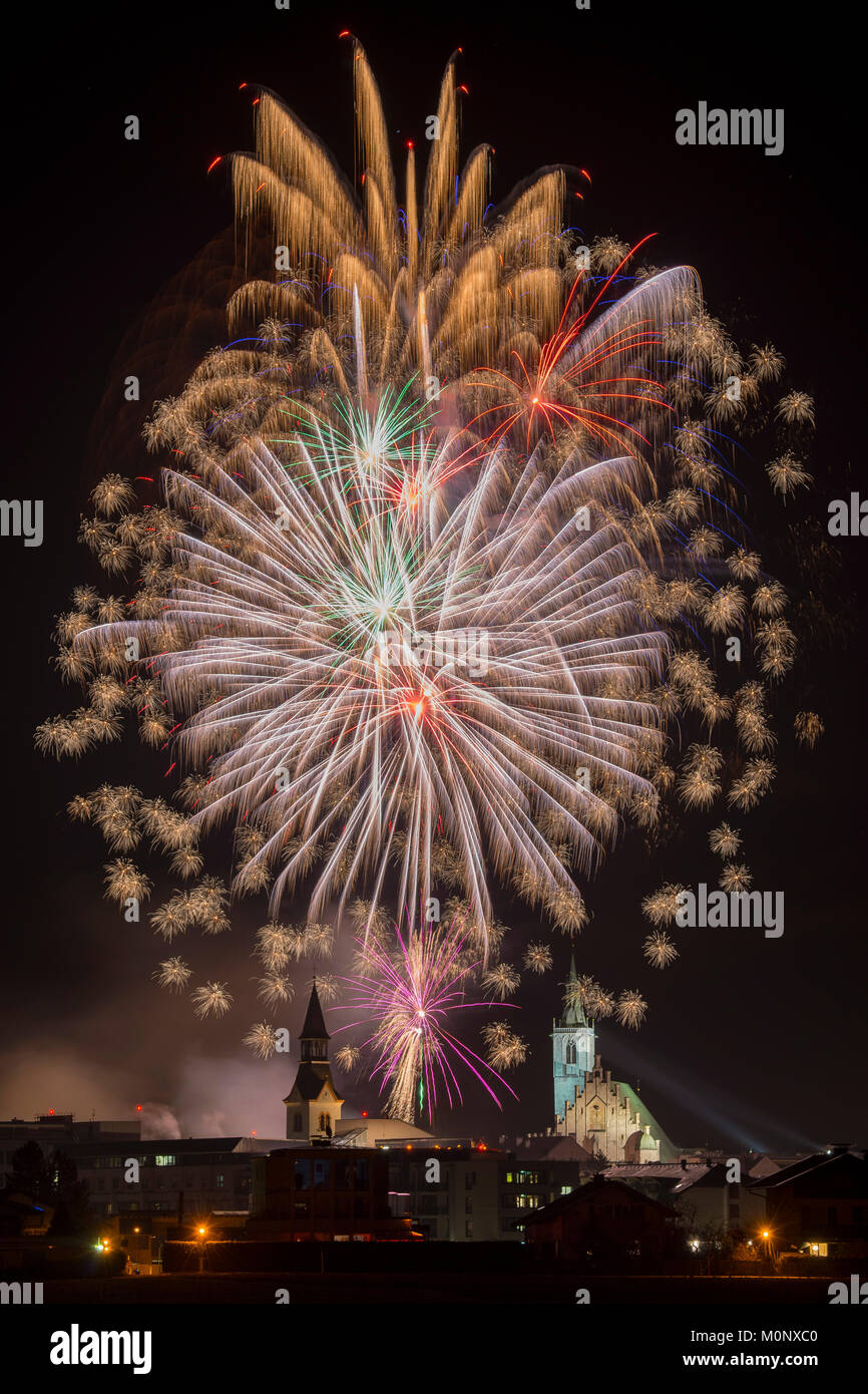 Fuochi d'artificio su Schwaz per la Vigilia di Capodanno con ospedale e chiesa parrocchiale, Schwaz, in Tirolo, Austria Foto Stock