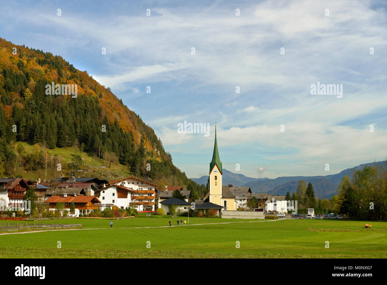 Vista del villaggio con la chiesa parrocchiale di San Giovanni Battista in autunno,Walchsee,Kaiserwinkl,Alto Adige,Austria Foto Stock