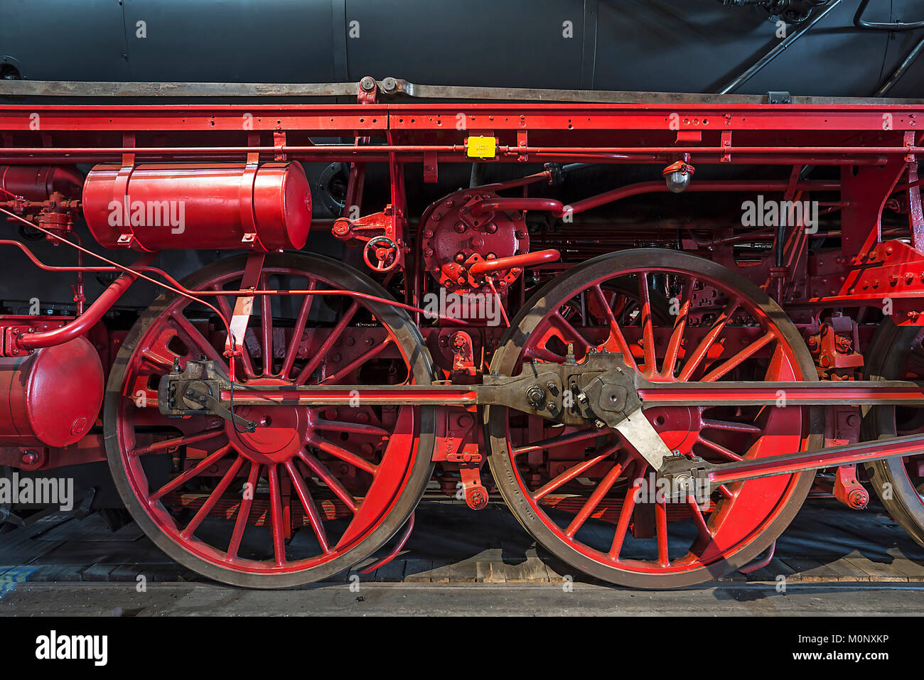 Ruote motrici delle 39 230,primo old-style di locomotiva in un ex deposito ferroviario,Baviera,Germania Foto Stock