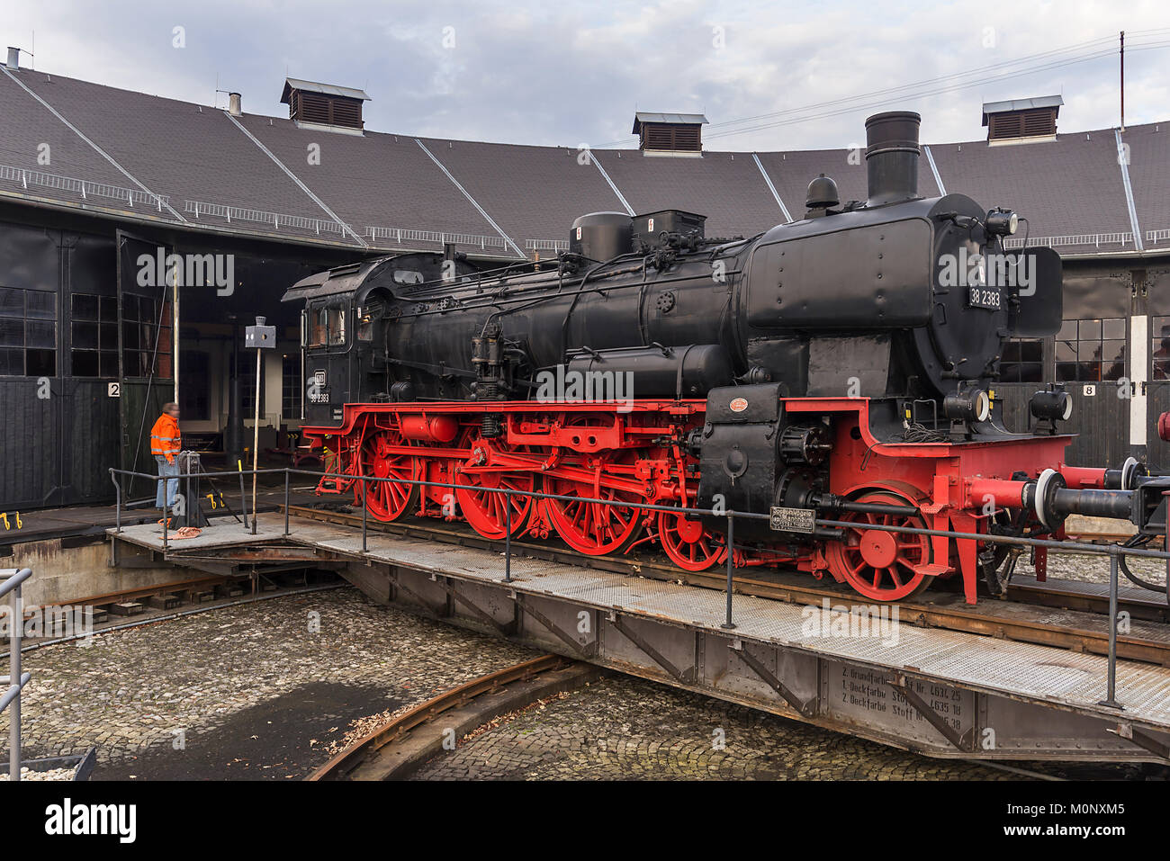 Locomotiva 38 2383 Anno di costruzione 1918 per treni passeggeri,spinto da una locomotiva di smistamento nel capannone del motore Foto Stock