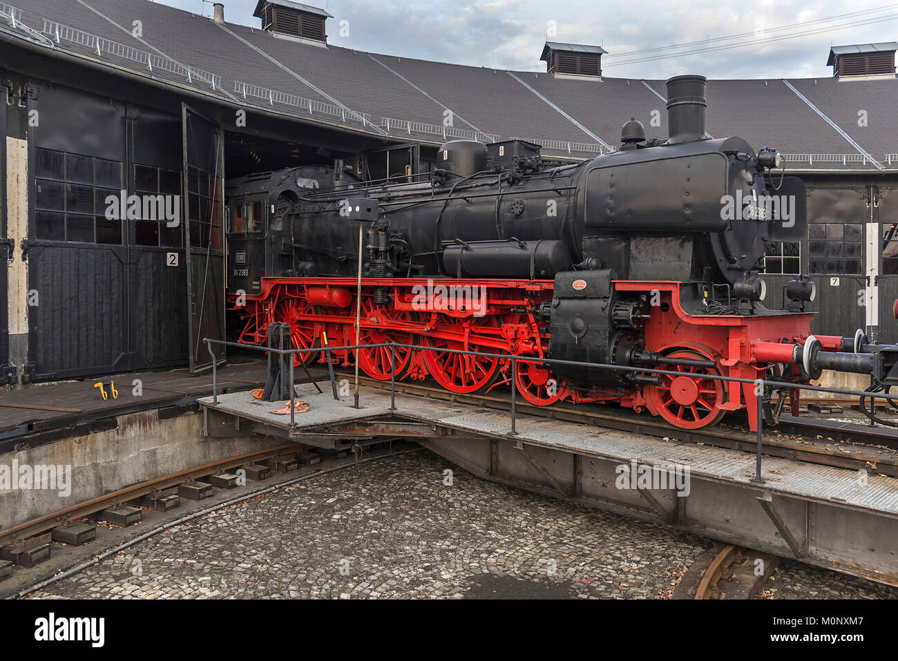 Locomotiva 38 2383 Anno di costruzione 1918 per treni passeggeri,spinto da una locomotiva di smistamento nel capannone del motore Foto Stock