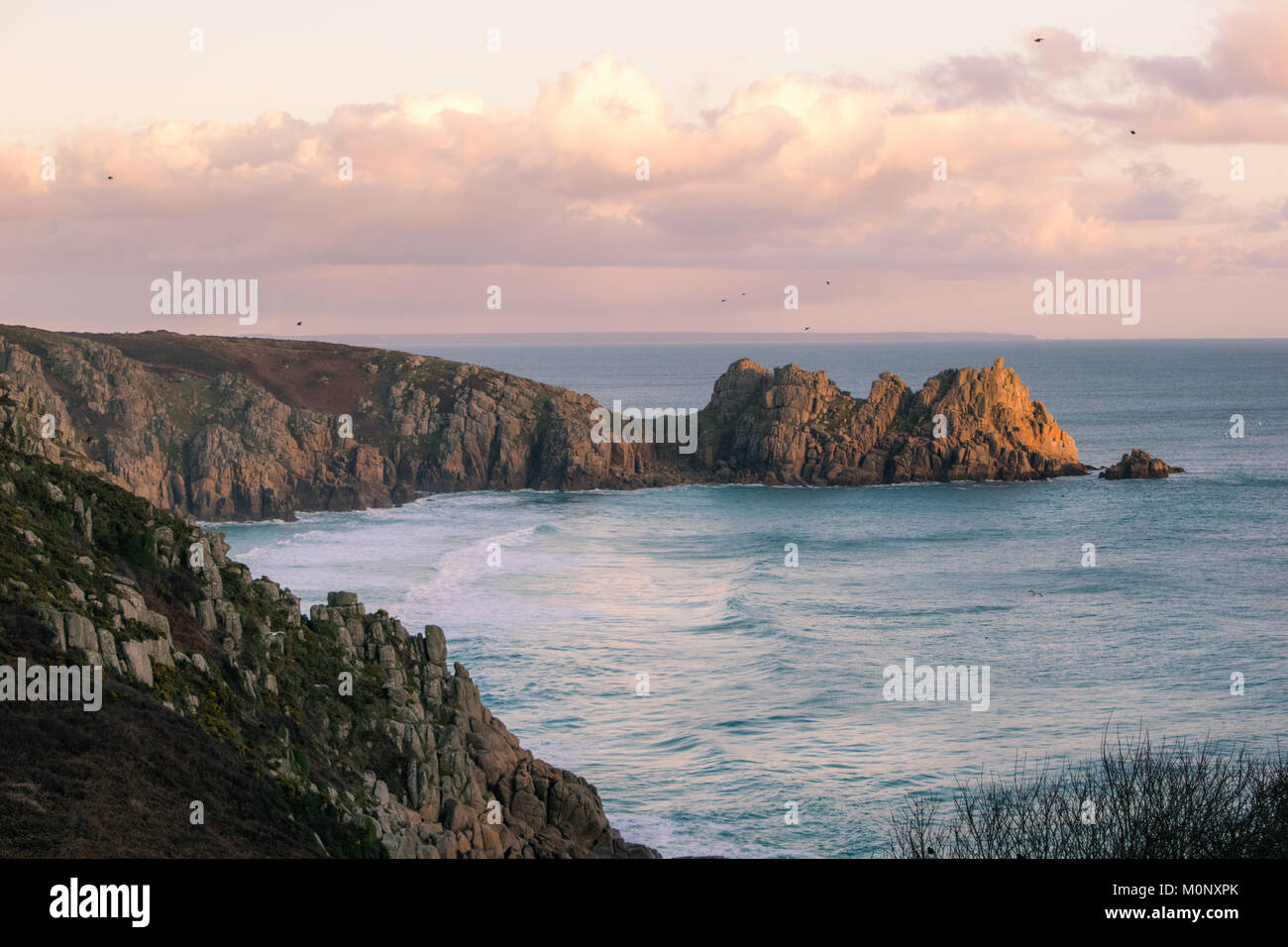 Logan Rock, Porthcurno, Cornwall, Regno Unito Foto Stock