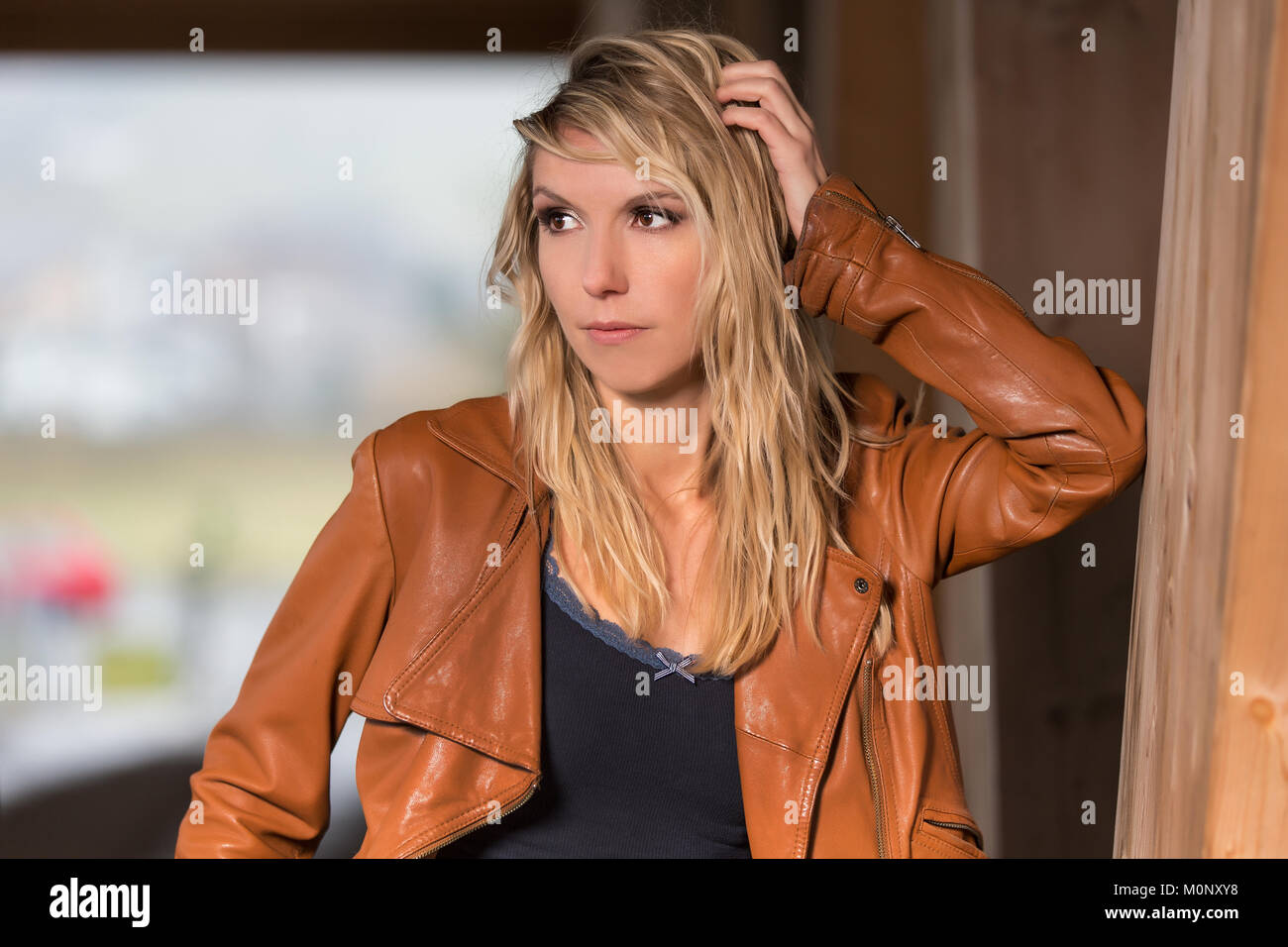 Donna bionda con giacca di pelle marrone,Fashion,ritratto,Lifestyle Foto Stock