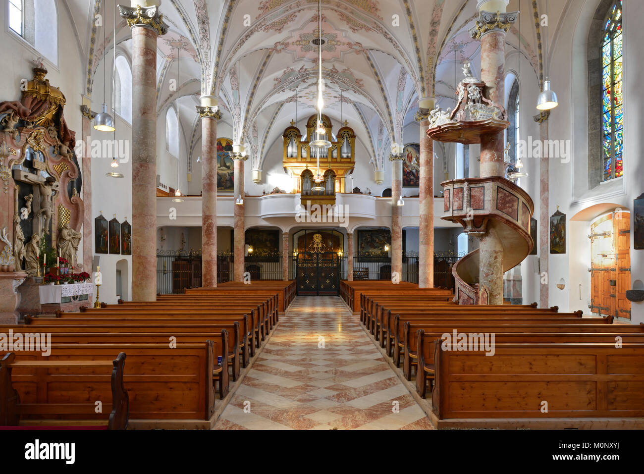 Vista interna con pergamo,monastero francescano,Schwaz, in Tirolo, Austria Foto Stock