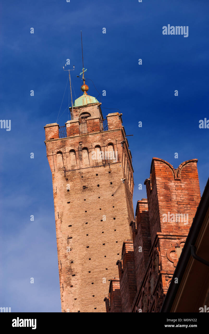 Inclinazione medievale Torre degli Asinelli, la piu' alta torre in Bologna e il simbolo della città, eretto alla fine del XII secolo Foto Stock
