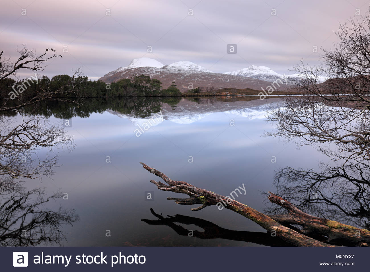 Un 268-secondo una lunga esposizione di Loch Cul Dromannan e del paesaggio di montagna nelle Highlands Scozzesi. Foto Stock