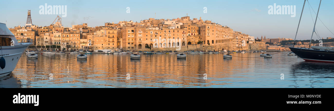 Valletta Grand Harbour al mattino, Senglea penisola attraverso la baia dalla Vittoriosa, immagine panoramica Foto Stock
