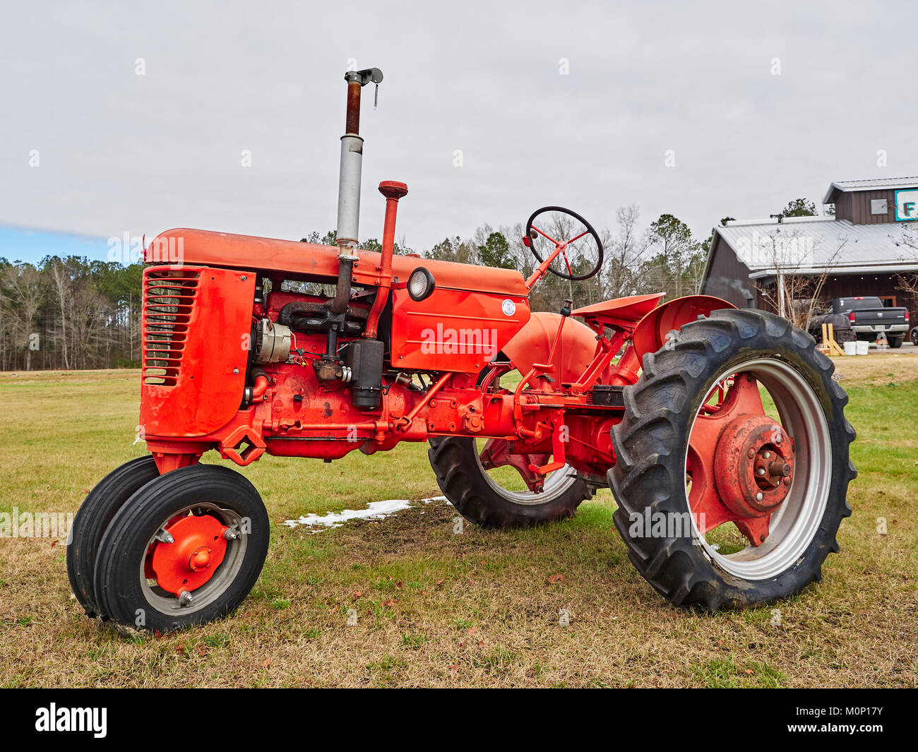 Vecchio rosso vintage caso antico trattore agricolo sul display nel mercato Azienda agricola nelle zone rurali di Pike Road Alabama, Stati Uniti. Foto Stock