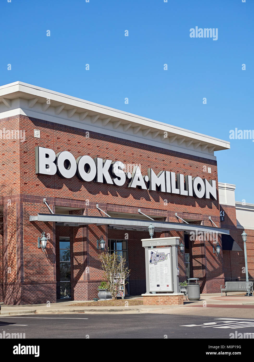 Anteriore ingresso esterno di libri un milione, un libro di retail store in un centro commerciale o centro commerciale a Montgomery in Alabama, Stati Uniti. Foto Stock