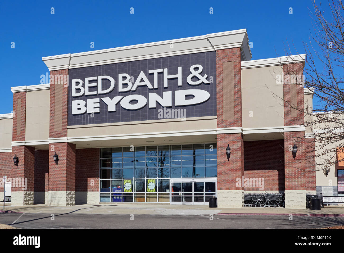 Storefront esterna di Bed Bath & Beyond un Apple retail store che offre prodotti per uso domestico a Montgomery in Alabama, Stati Uniti. Foto Stock