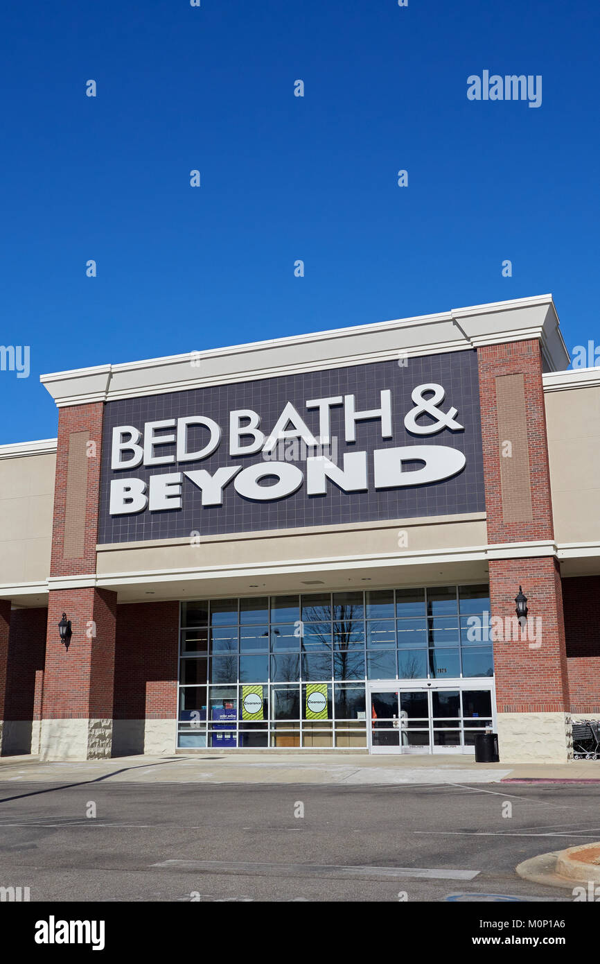 Storefront esterna di Bed Bath & Beyond un Apple retail store che offre prodotti per uso domestico a Montgomery in Alabama, Stati Uniti. Foto Stock