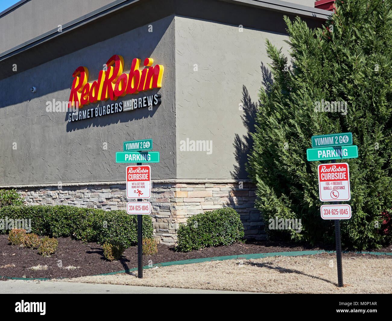 Lato del Ristorante Red Robin per clienti parcheggio per estrarre o portare via il cibo ordini all'hamburger ristorante informale in Montgomery AL. Foto Stock