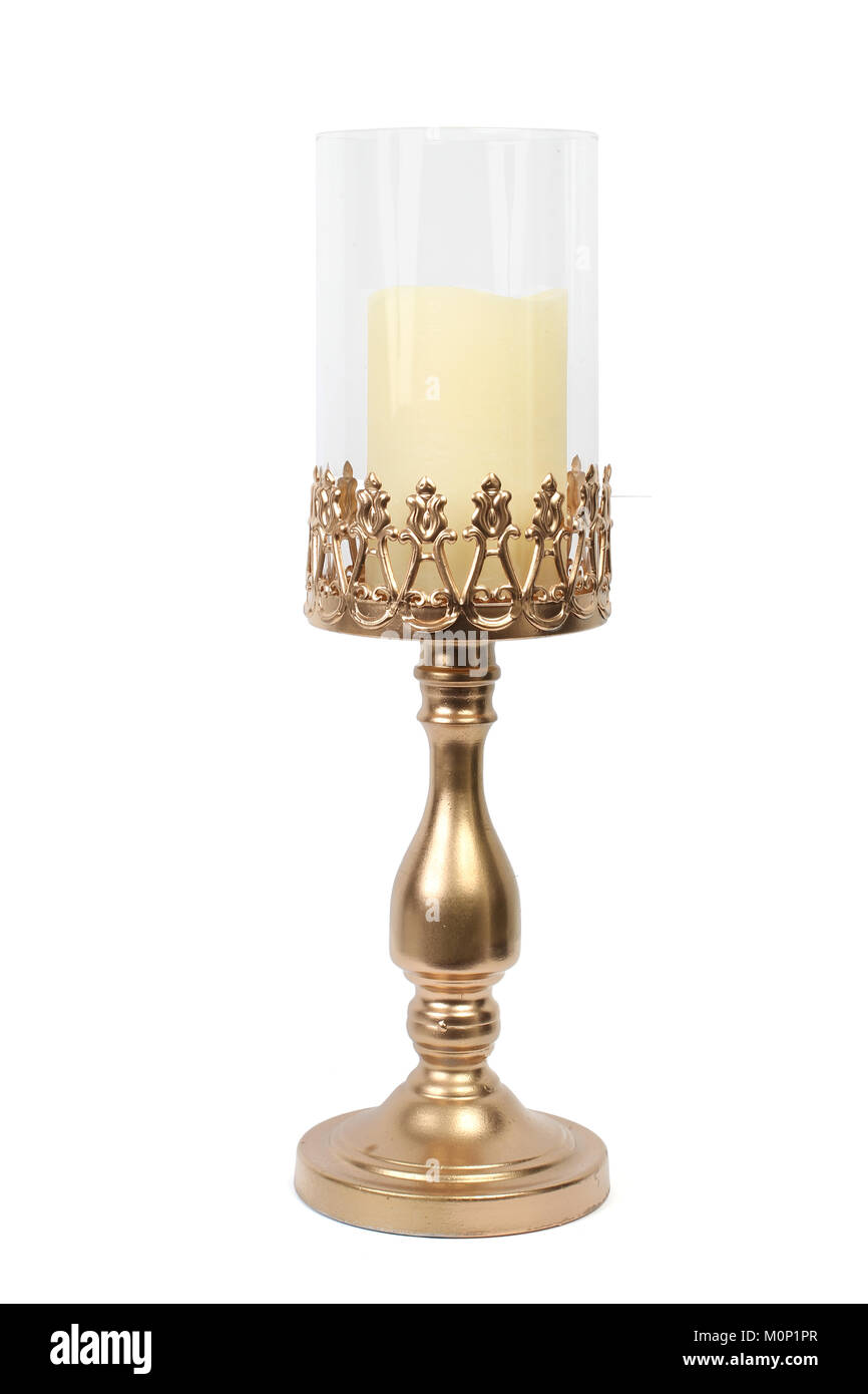 Oro uragano di vetro portacandele su sfondo semplice Foto Stock
