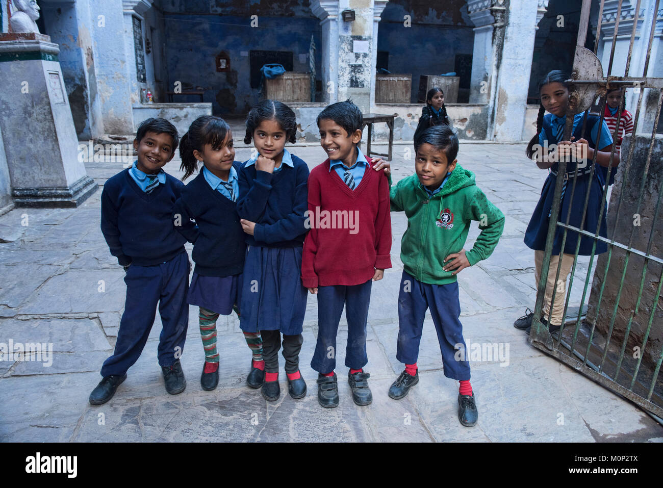 Schoolkids in blu, Bundi, Rajasthan, India Foto Stock