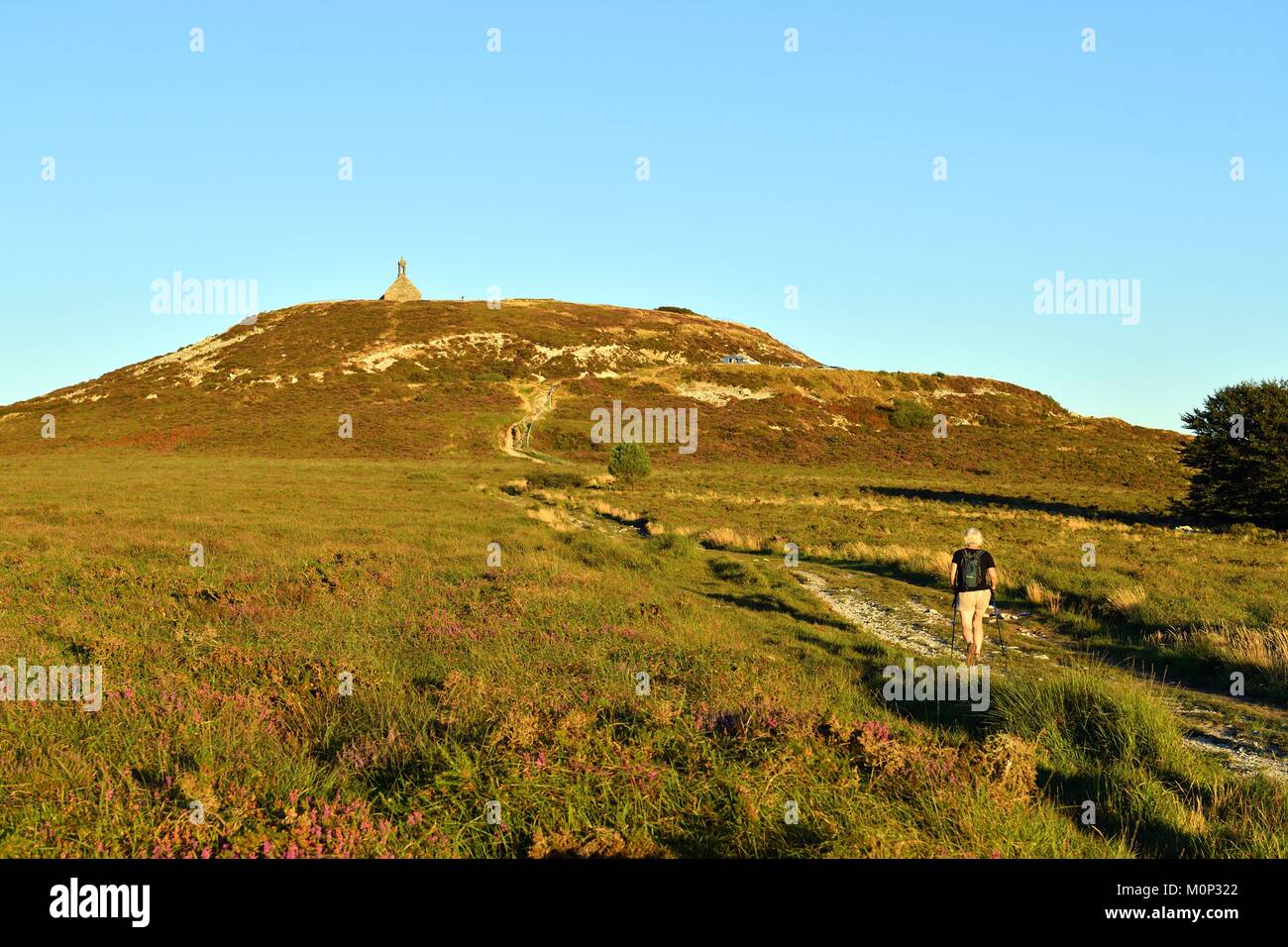 Francia,Finisterre,Parc Naturel Regional d'Armorique Armorica (Parco Naturale Regionale),Saint Rivoal,Monts d'Arree,escursionismo verso il Mont Saint Michel de Brasparts,l'Saint Michel cappella Foto Stock