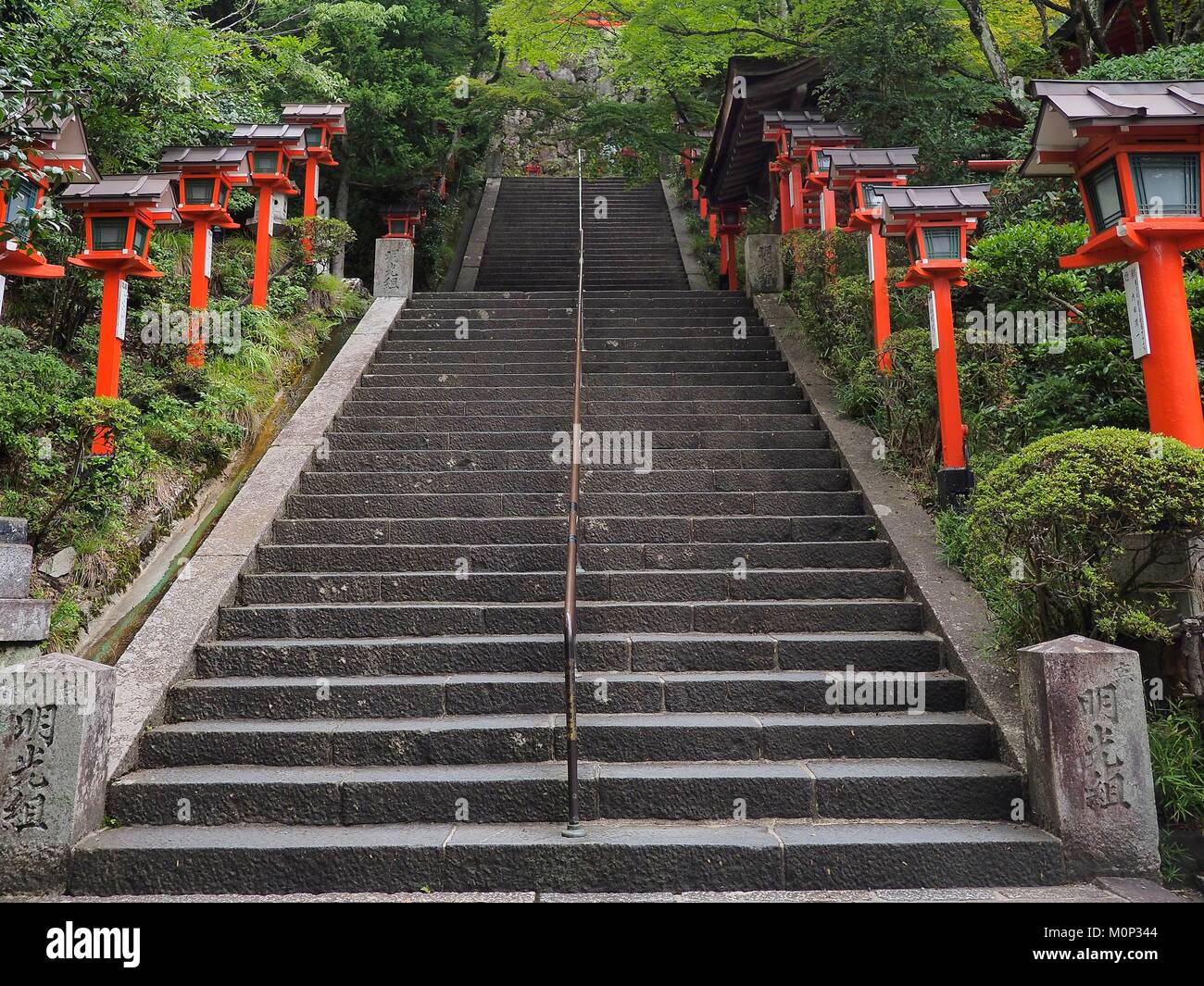 Giappone,Kyoto,Kurama,Tempio di Kurama Dera,sulla scalinata del santuario Foto Stock