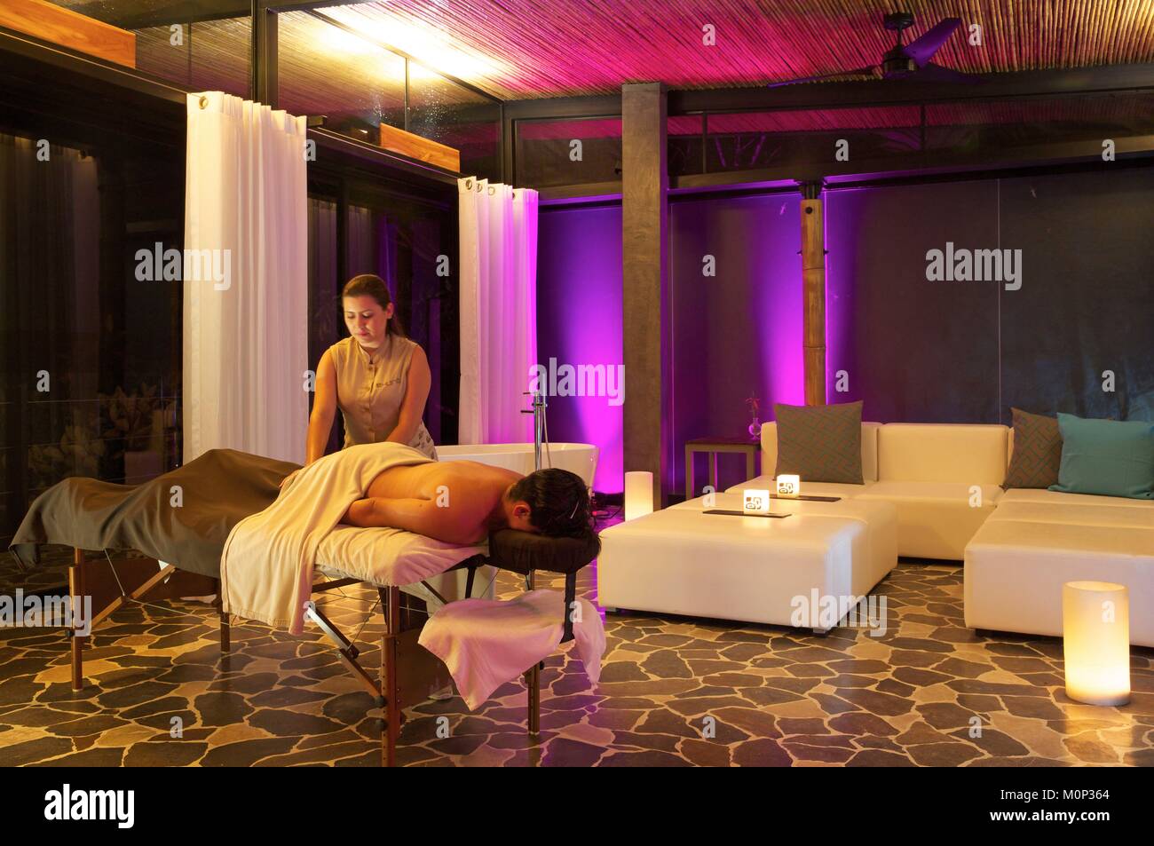 Costa Rica,osa peninsula,terapista facendo un massaggio per una donna nella spa dell'ecolodge Kura ville di design Foto Stock