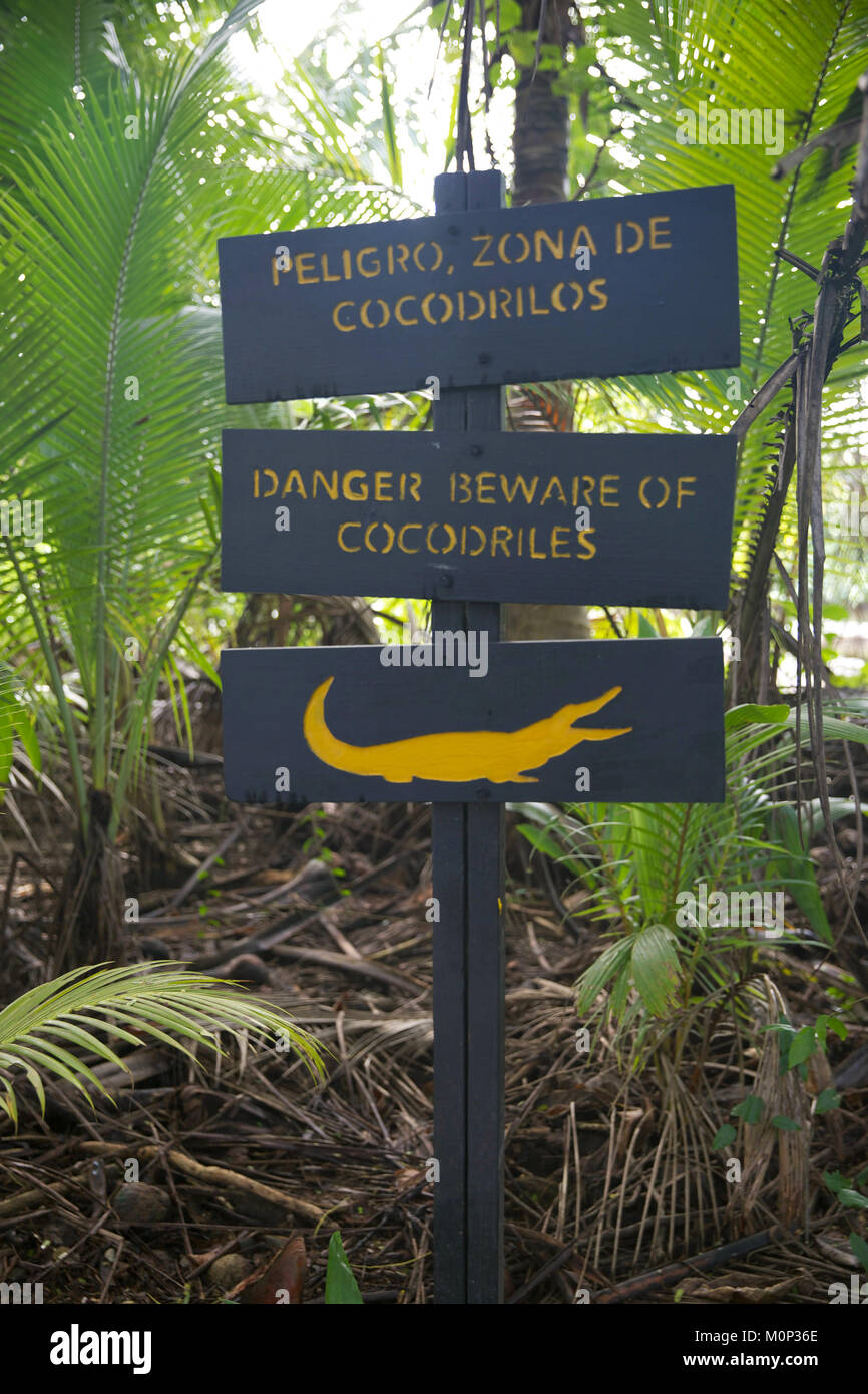 Costa Rica,osa peninsula,segnale di avvertenza per indicare una presenza di coccodrilli Foto Stock