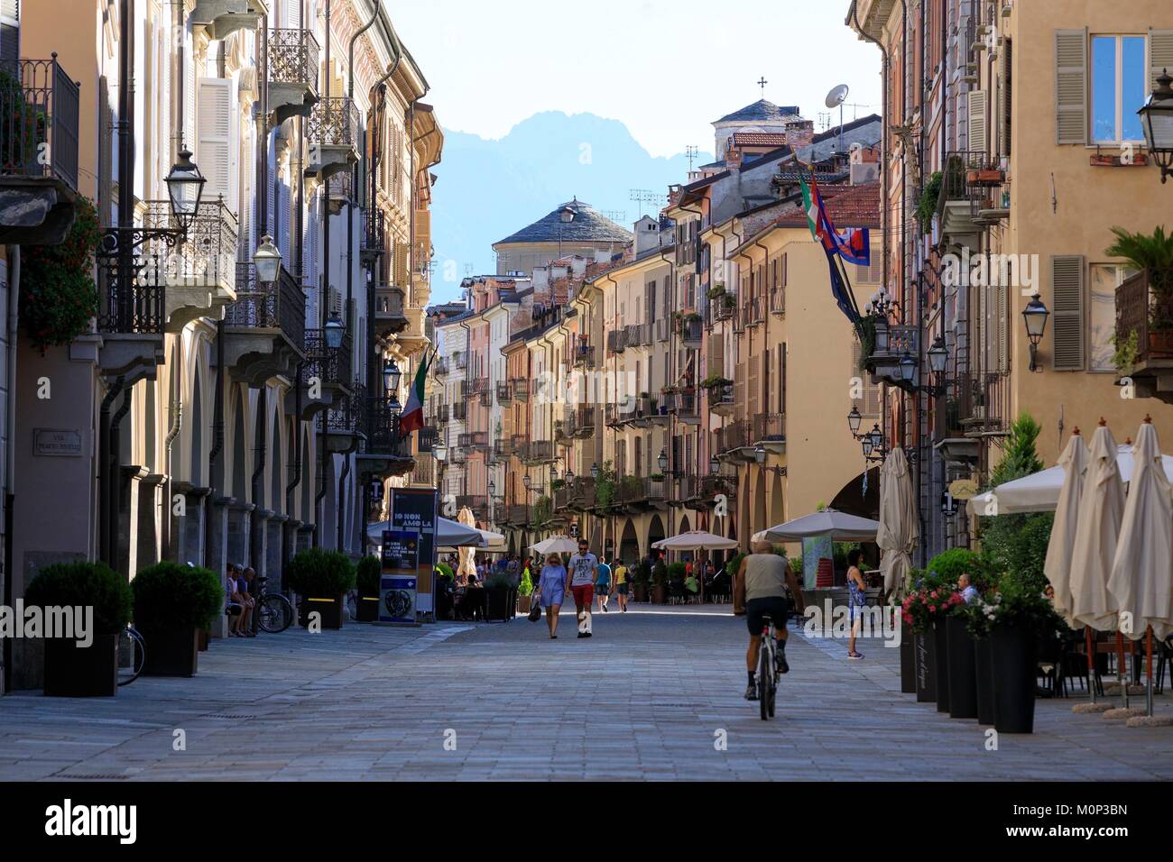 L'Italia,Piemonte,in provincia di Cuneo,Cuneo,Roma street Foto Stock