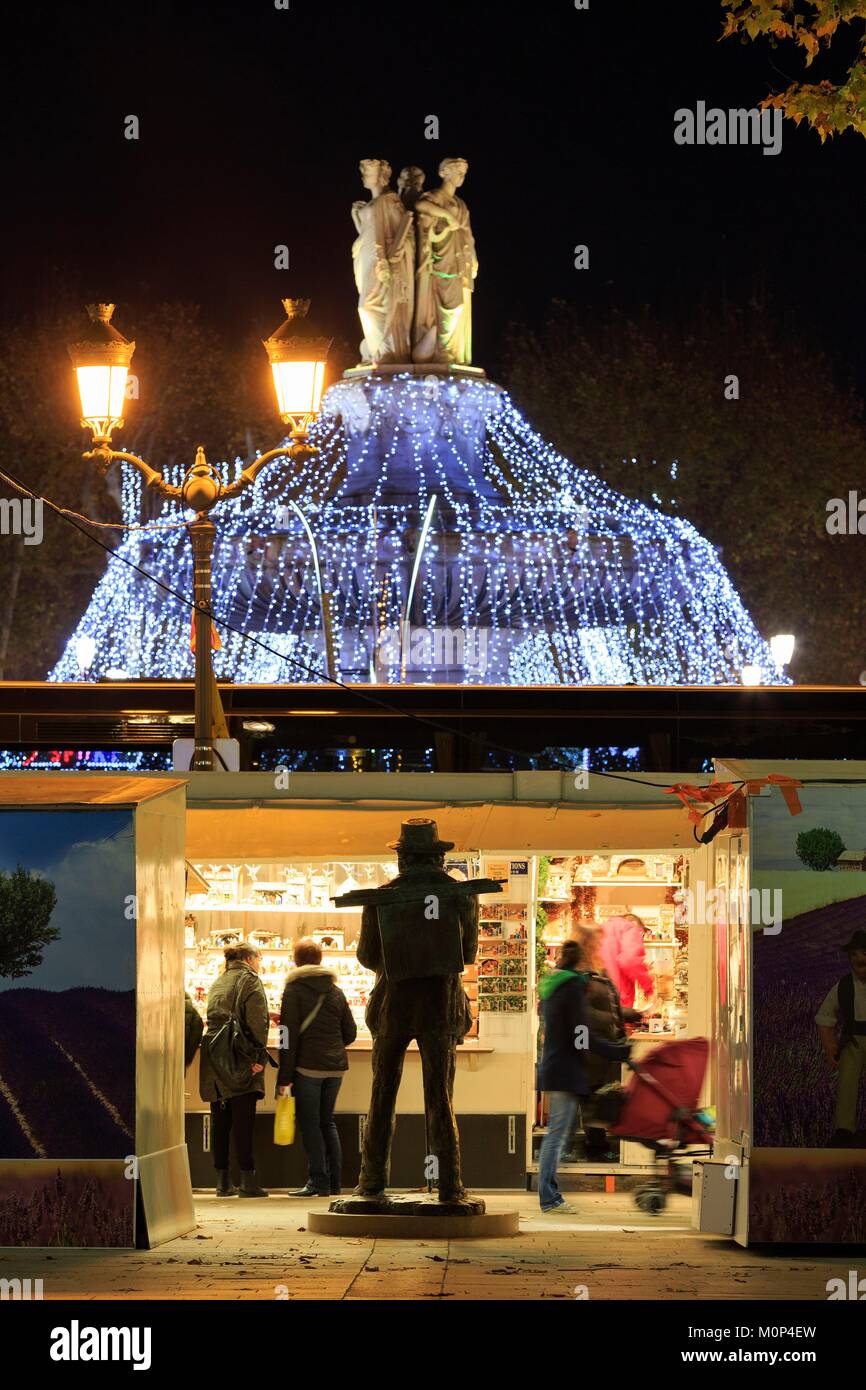 Francia,Bouches du Rhone,Aix en Provence,La Rotonde fontana,luminarie e mercatino di Natale,statua di Paul Cezanne Foto Stock