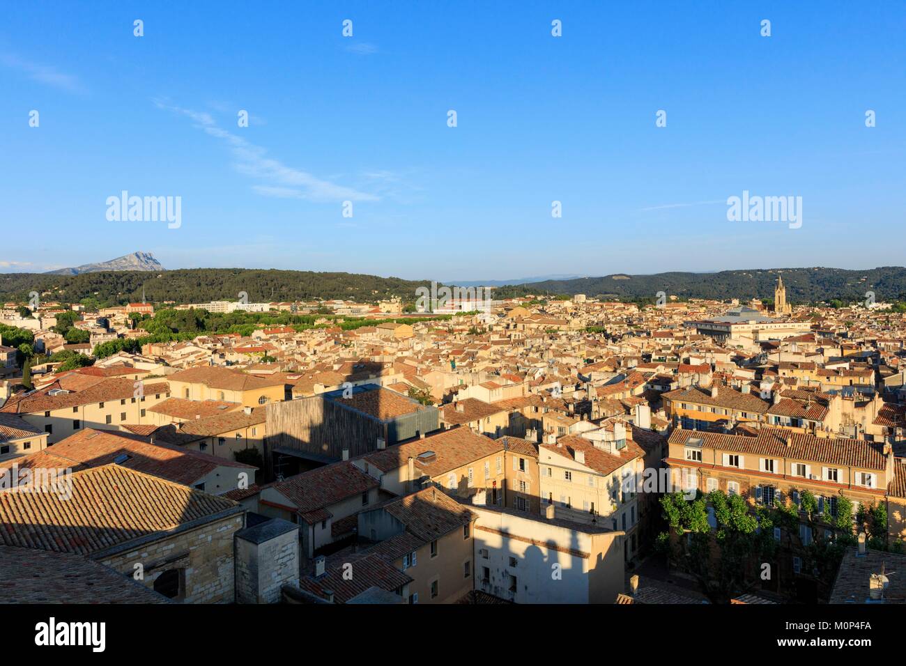 Francia,Bouches du Rhone,Aix en Provence,vista dalla Cattedrale Saint Sauveur,Sainte Victoire mountain in background Foto Stock