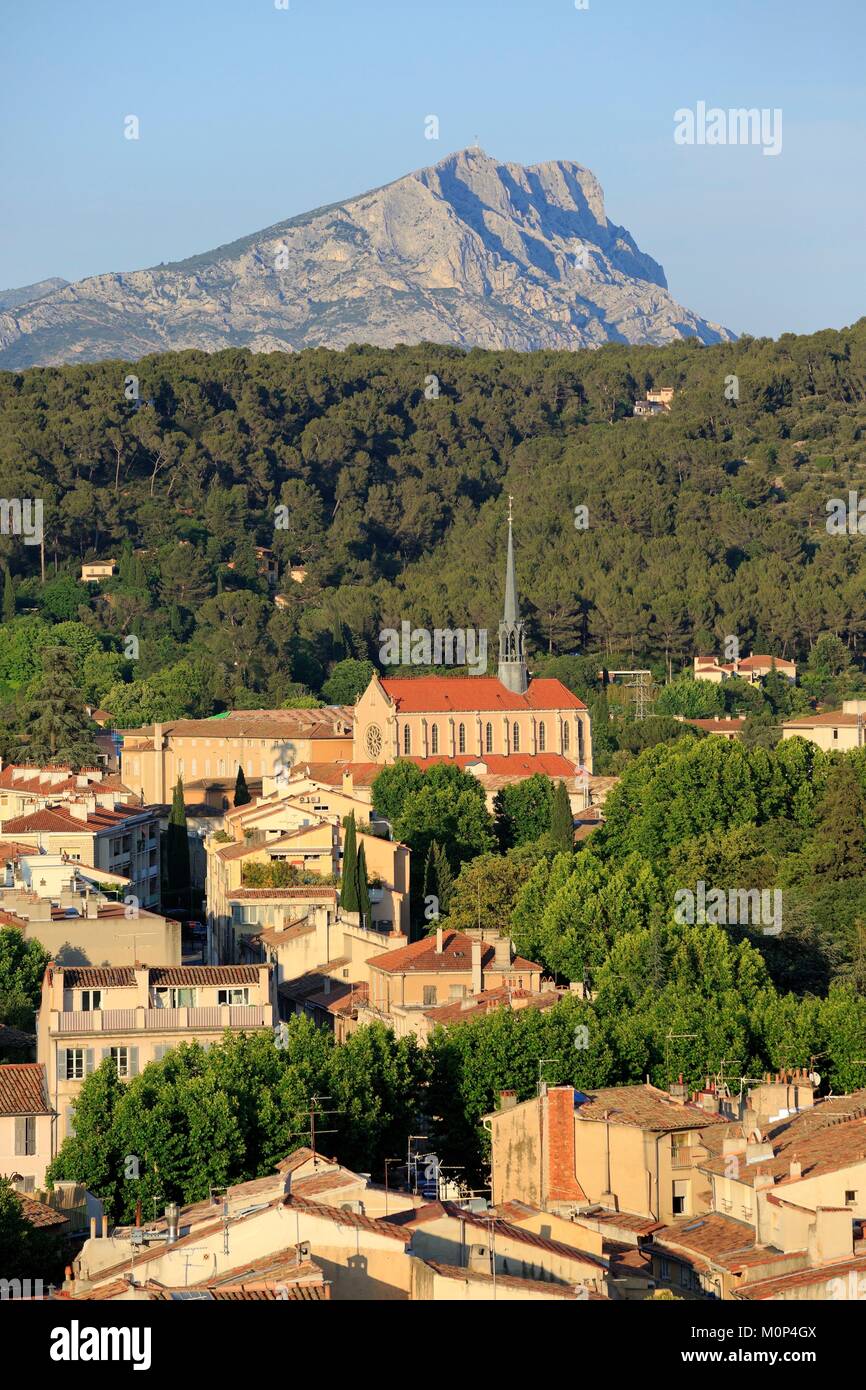 Francia,Bouches du Rhone,Aix en Provence,vista dalla Cattedrale Saint Sauveur,Sainte Victoire mountain in background Foto Stock