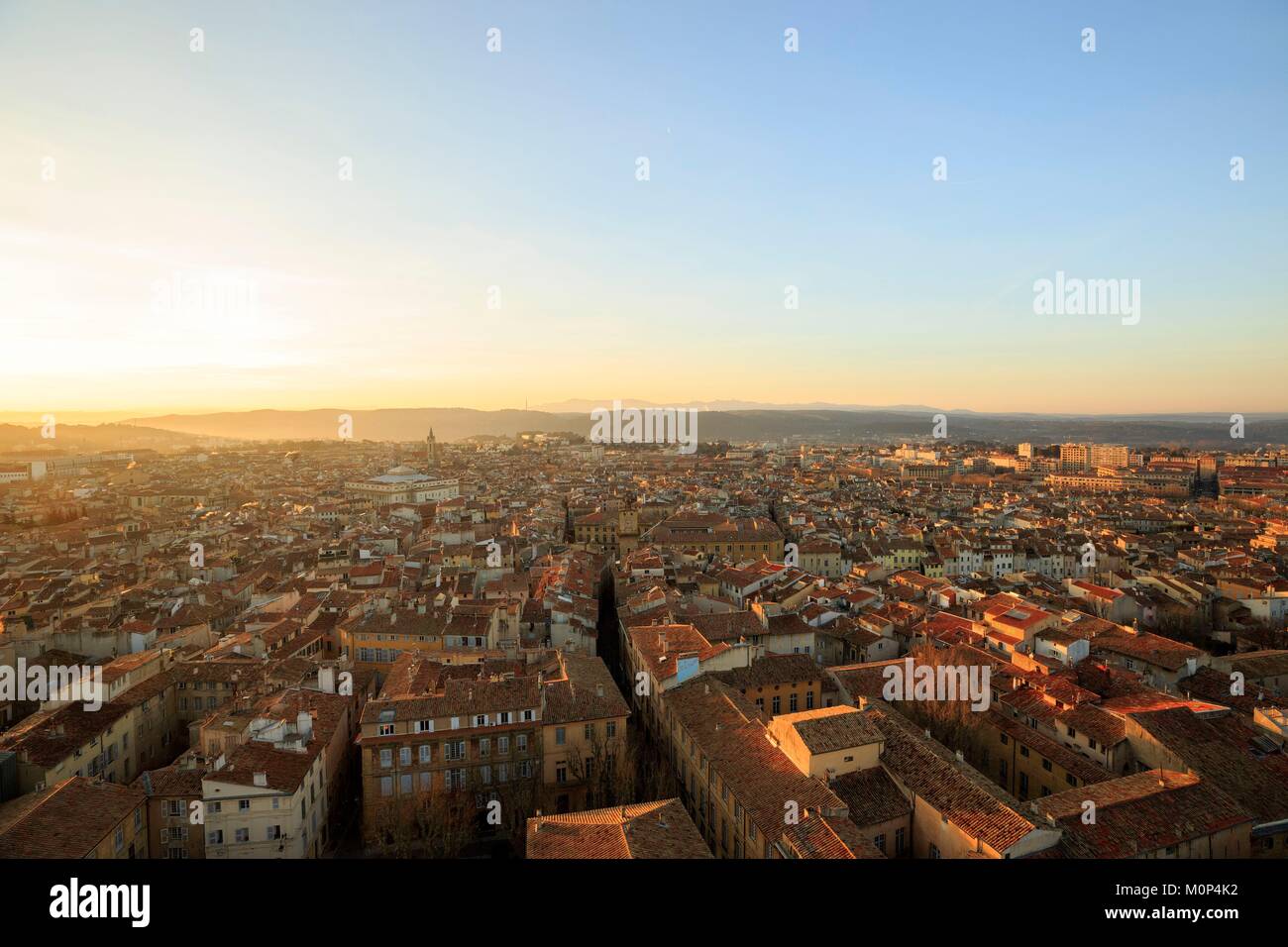 Francia,Bouches du Rhone,Aix en Provence,vista da Saint Sauveur cattedrale,San Giovanni di Malta chiesa in background Foto Stock
