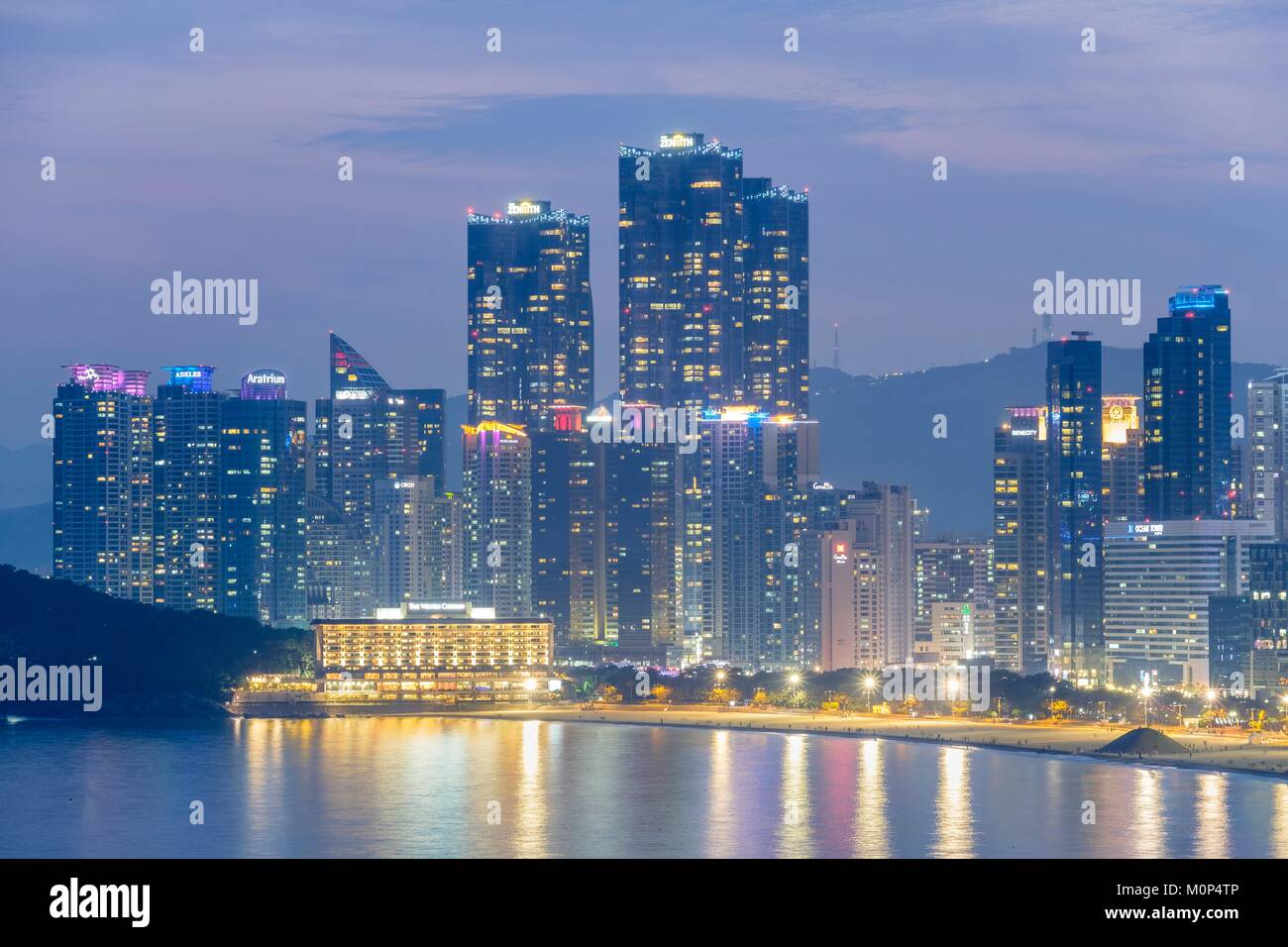 Corea del sud, sud Gyeongsang provincia,Busan,quartiere Haeundae,spiaggia Haeundae al crepuscolo Foto Stock