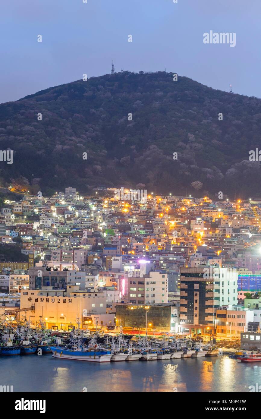 Corea del sud, sud Gyeongsang provincia,Busan,Seo-gu quartiere al crepuscolo Foto Stock