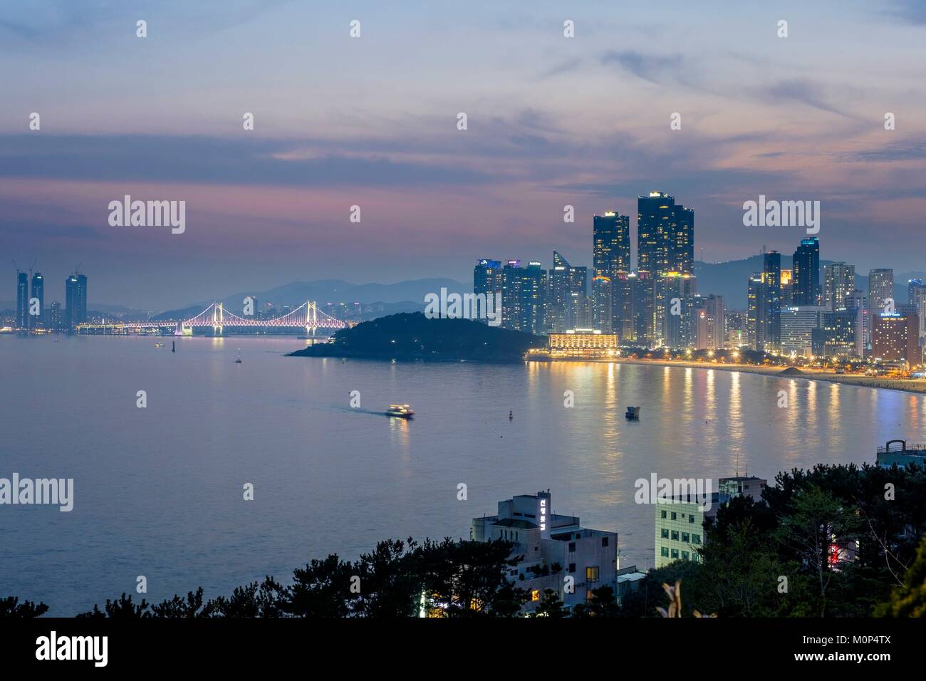 Corea del sud, sud Gyeongsang provincia,Busan,quartiere Haeundae,spiaggia Haeundae al crepuscolo e Gwangan bridge in background Foto Stock