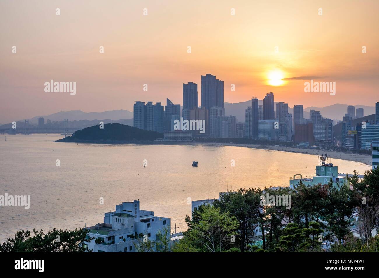 Corea del sud, sud Gyeongsang provincia,Busan,quartiere Haeundae,spiaggia Haeundae al tramonto Foto Stock