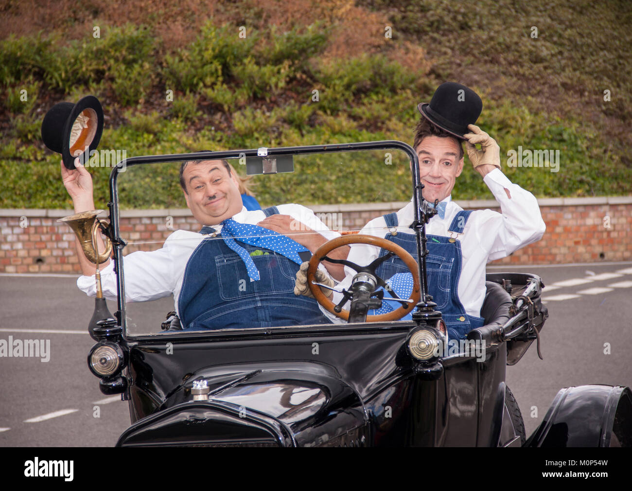 Laurel e Hardy look-a-piace eseguire una commedia di routine in Oxfordshire Foto Stock