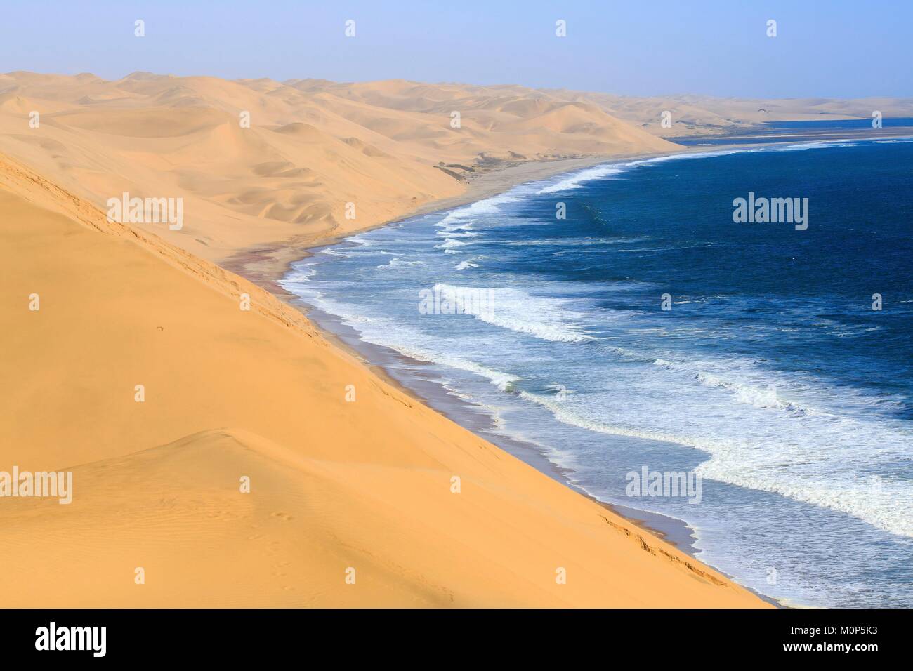 La Namibia,Damaraland,le dune del Namib incontra l'Oceano Atlantico al porto di sandwich Foto Stock