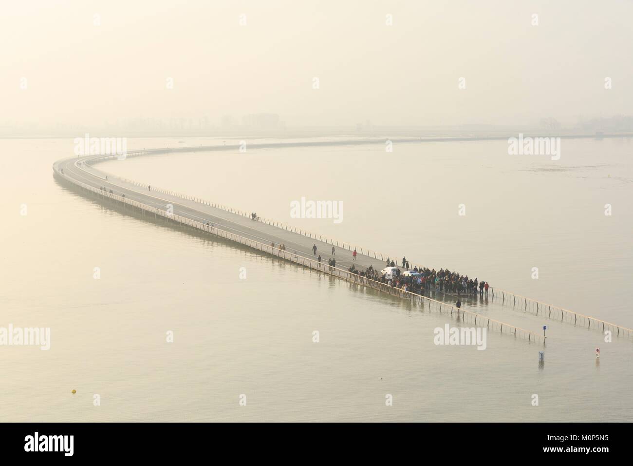 Francia,Manche,baia del Mont Saint Michel,elencati come patrimonio mondiale dall UNESCO,i visitatori ad alta marea sul ponte Foto Stock