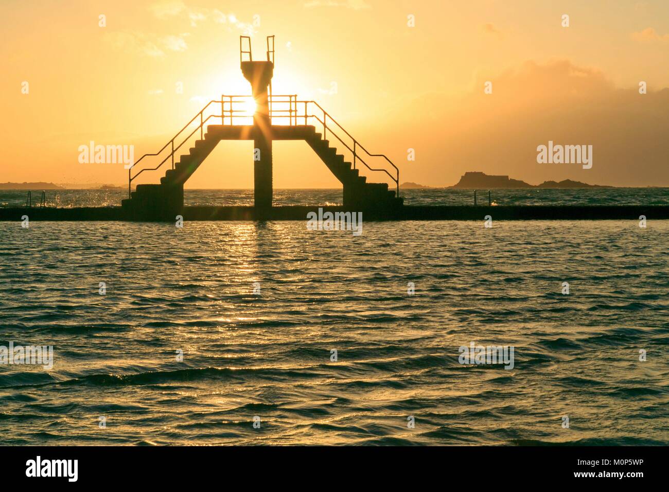 Francia,Ille et Vilaine,Saint Malo,silhouette dello stantuffo di buon aiuto,spiaggia di buon aiuto,piscina naturale,a bassa marea al tramonto Foto Stock