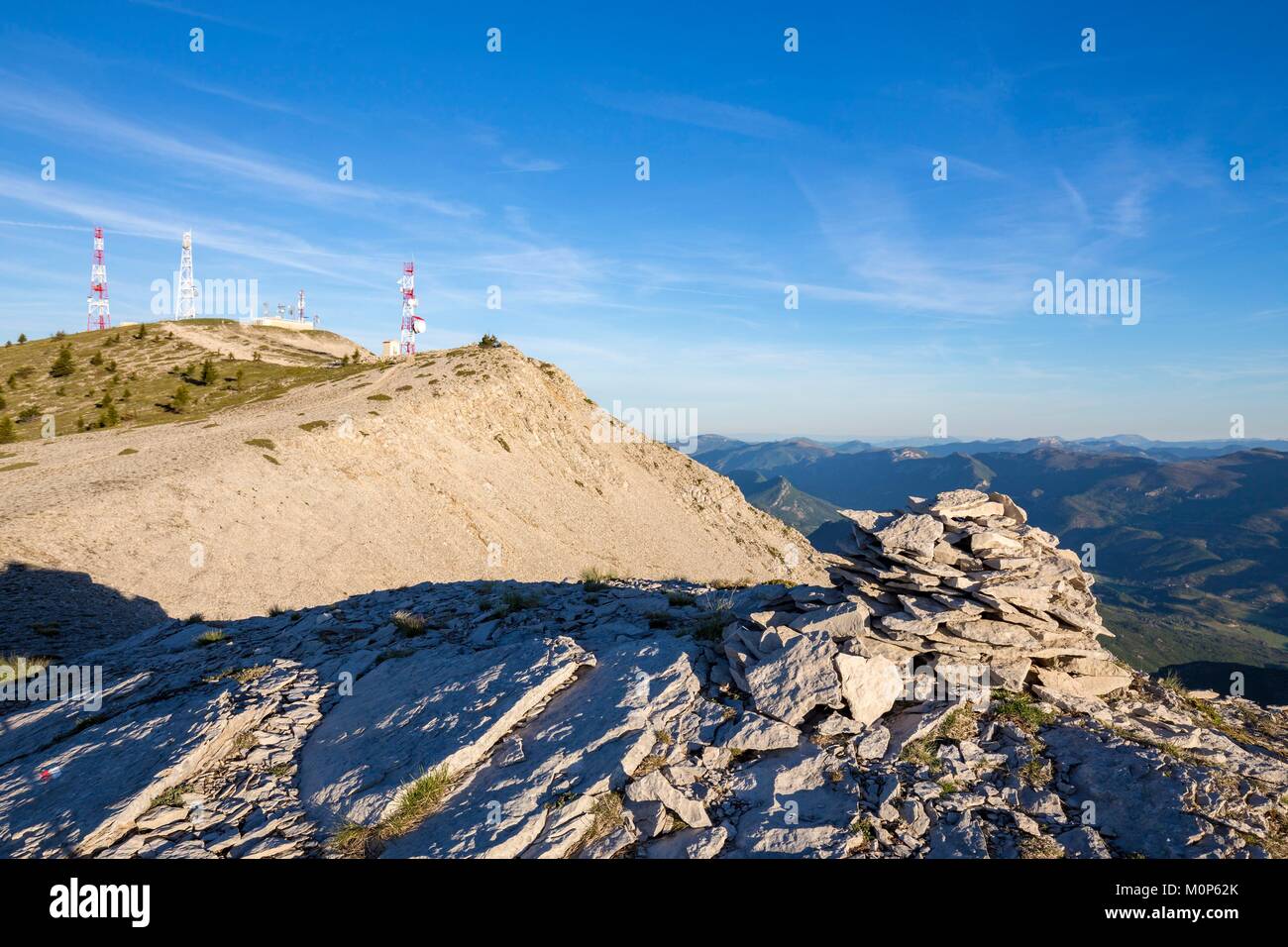 Francia,Alpes de Haute Provence,Saint Etienne les Orgue,il relè della trasmissione della rete telefonica al vertice della montagna di Lure Foto Stock