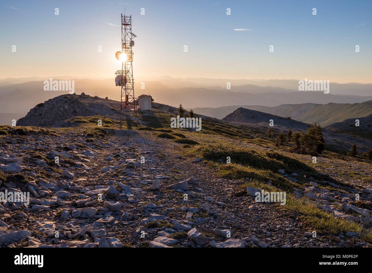 Francia,Alpes de Haute Provence,Saint Etienne les Orgue,il relè della trasmissione della rete telefonica al vertice della montagna di Lure Foto Stock