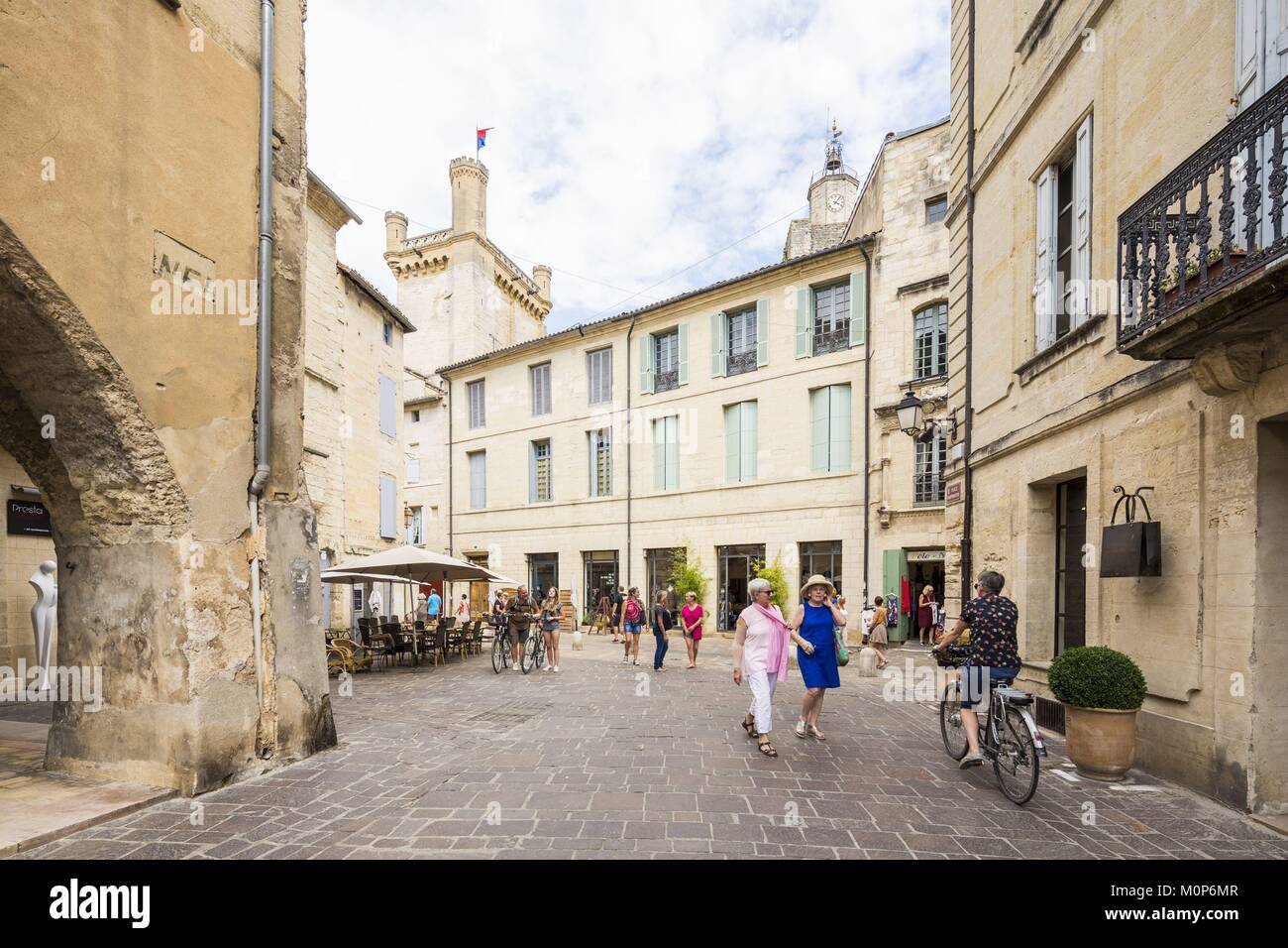 Francia,Gard,Uzes,luogo Dampmartin con una vista della torre del castello ducale conosciuta come la Duche Foto Stock