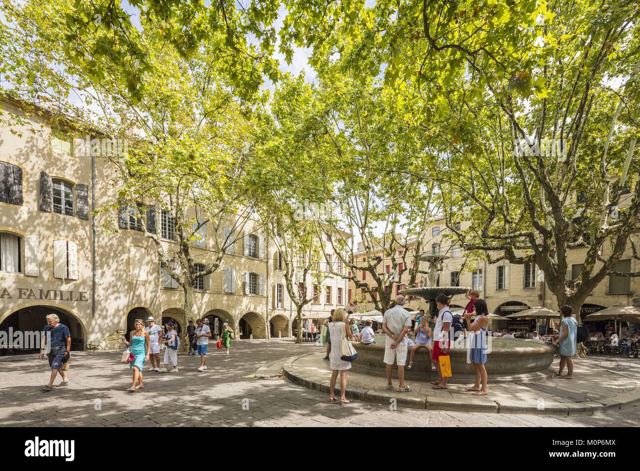 Francia,Gard,Pays d'Uzege,Uzes,la Place aux Herbes circondato da case porticate e i suoi caffè all'aperto Foto Stock